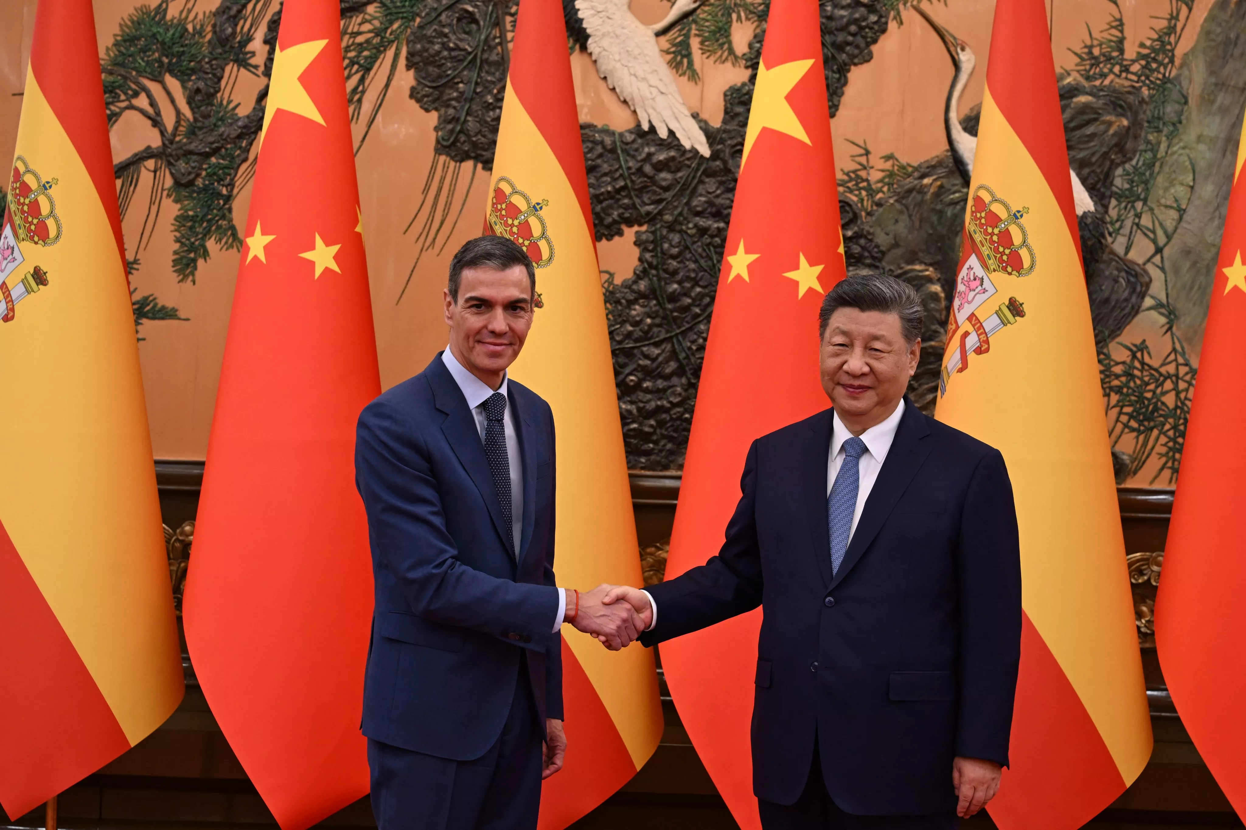 El presidente de España, Pedro Sánchez, saluda a su homólogo chino, Xi Jinping. / TWITTER PEDRO SÁNCHEZ