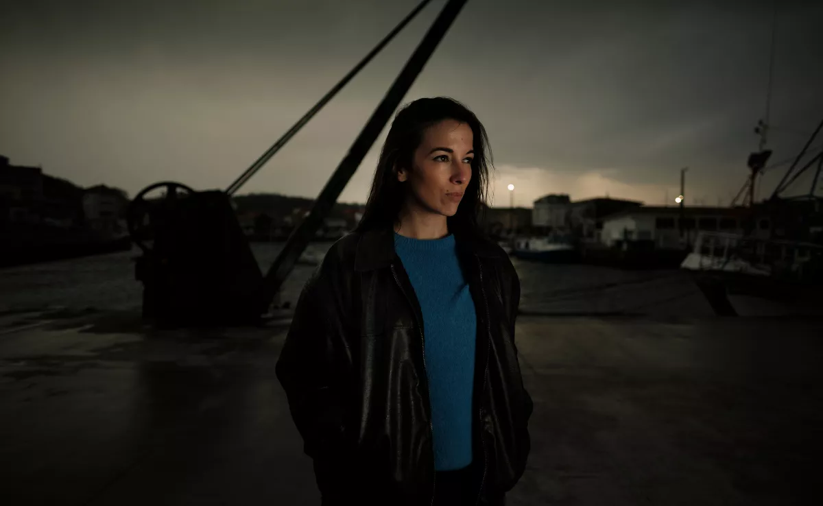 Nerera Pallares, en el puerto de Camariñas, Galicia, donde trascurre su novela. / DANIEL KATANGA