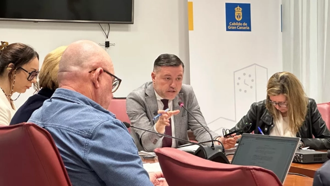 Teodoro Sosa durante una comisión de pleno del Cabildo / ATLÁNTICO HOY - MARCOS MORENO Teodoro Sosa durante una comisión de pleno del Cabildo / ATLÁNTICO HOY - MARCOS MORENO