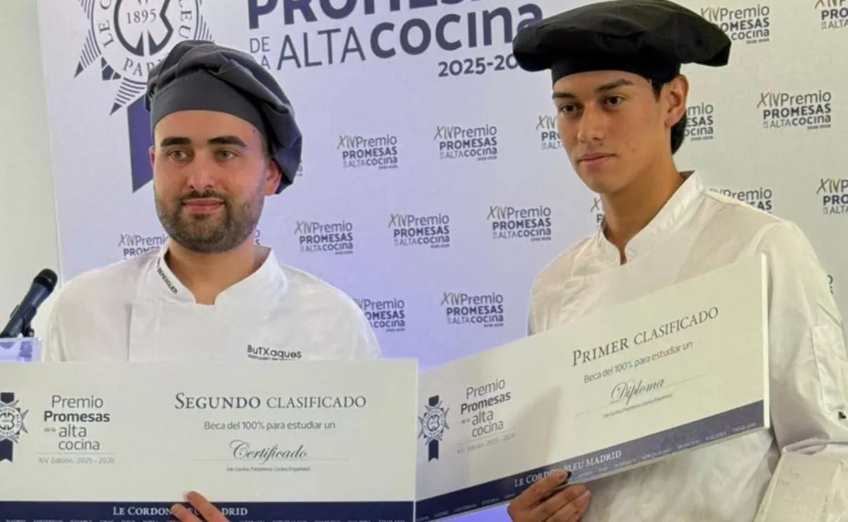 A la derecha, estudiante de Hostelería Gabriel Navarro, del centro de Formación Profesional Zonzamas de Arrecife (Lanzarote). / LE CORDON BELU MADRID 