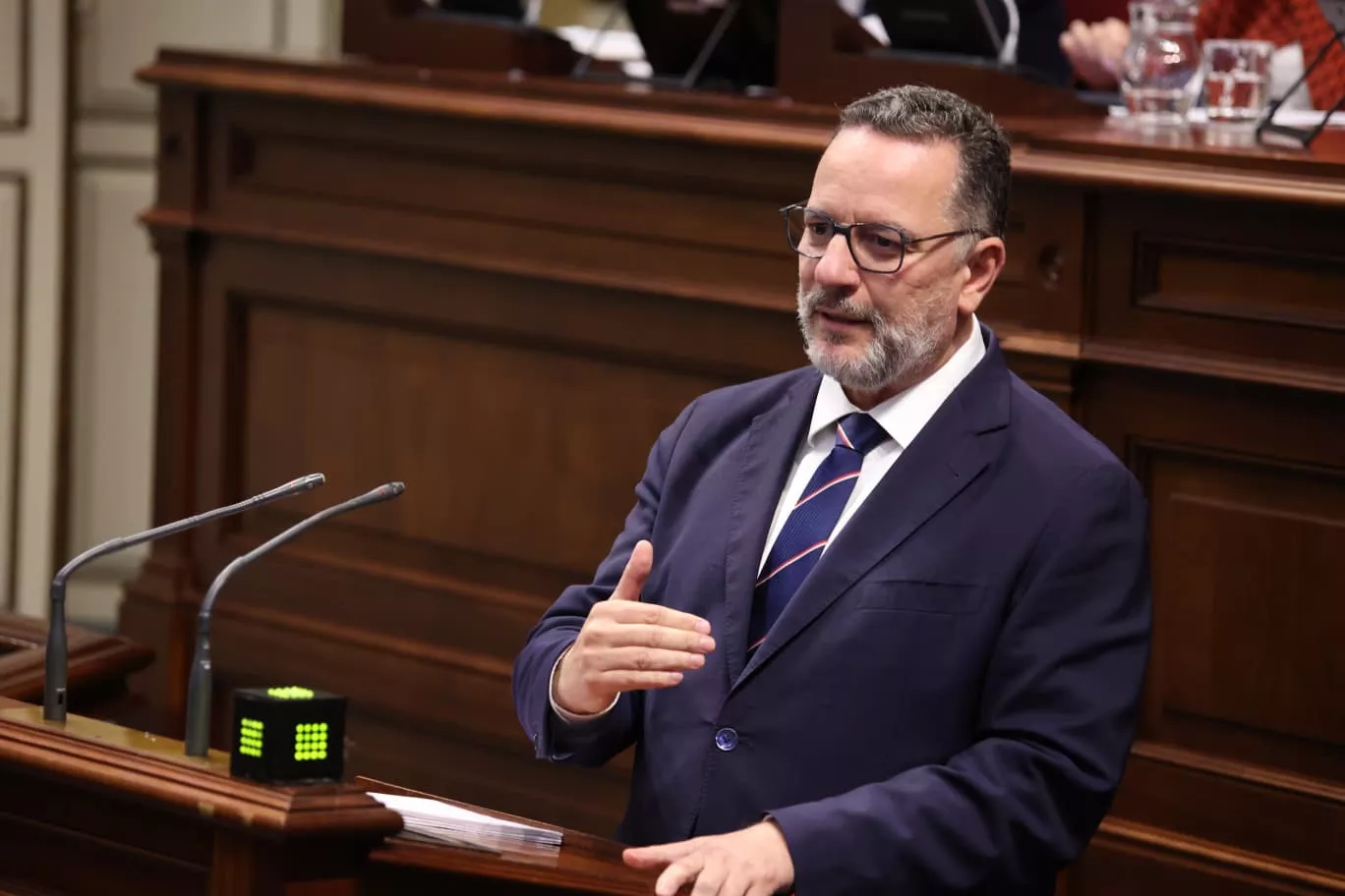 El consejero de Educación, Poli Suárez, este martes en el Parlamento de Canarias. / CEDIDA