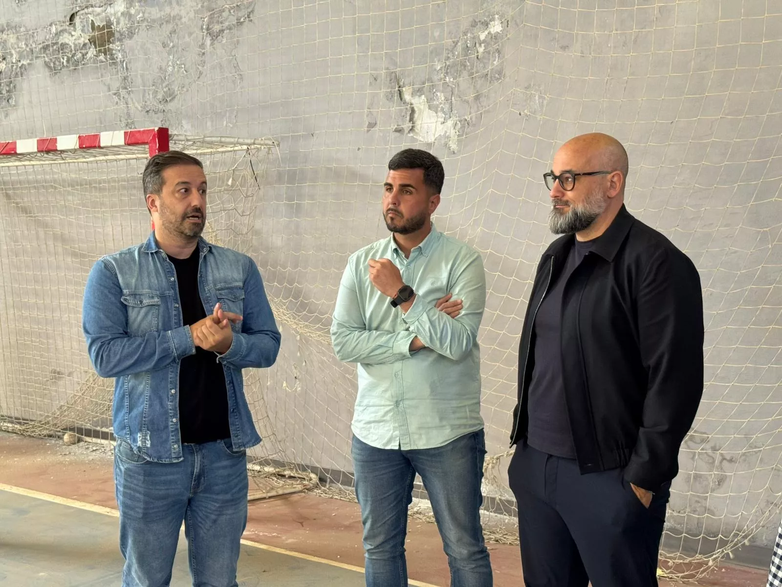 Visita del consejero Aridany Romero al Polideportivo Paco Artiles. / CEDIDA