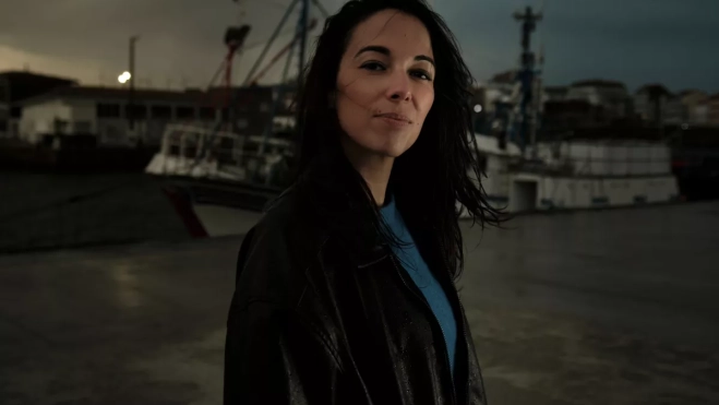 Otra imagen promocional de la novelista Nerea Pallares en el puerto de Camariñas, Galicia. / DANIEL KATANGA