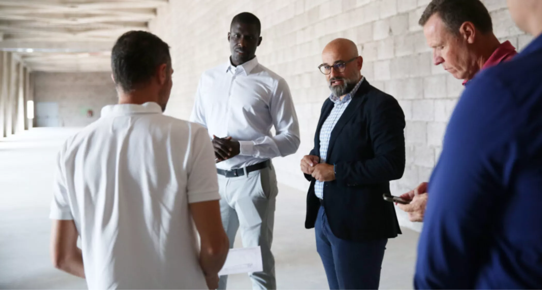 Sitapha Savané, Aridany Romero y Juanra Marrero, durante una visita del consejero de Deportes del Cabildo al Arena. / MIGUEL HENRÍQUEZ-CBGRANCANARIA.NET