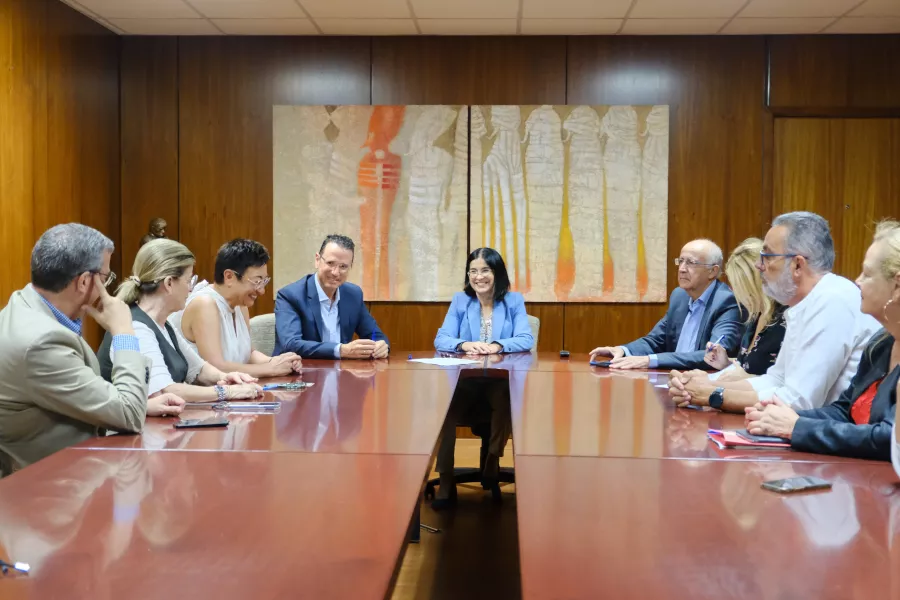 Ana Isabel Gutiérrez Triano, tercera por la izquierda, el día de su toma de posesión como directora general de Recursos Humanos del Ayuntamiento de Las Palmas. / AH