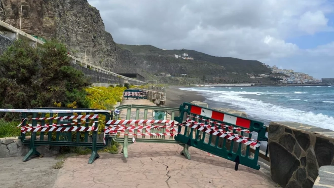 El paseo está cortado por vallas tras el derrumbe de parte de la avenida / ATLÁNTICO HOY - ARIADNA MARTÍNEZ