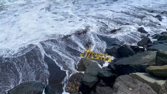 Una de las vallas arrastradas por el mar / ATLÁNTICO HOY - ARIADNA MARTÍNEZ