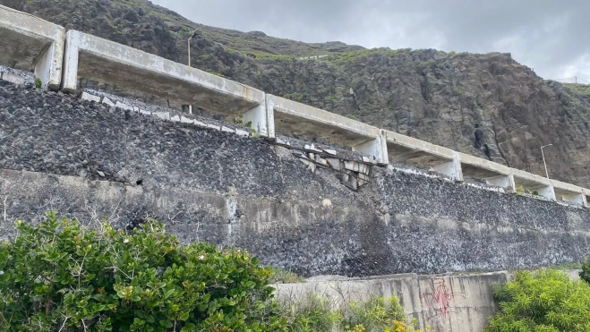 Los muros de la parte de arriba de la avenida también muestran un gran desgaste / ATLÁNTICO HOY - ARIADNA MARTÍNEZ