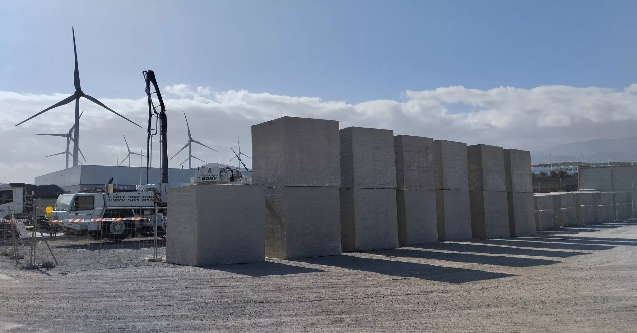 Bloques de 30 toneladas en el puerto de Los Cristianos. / PUERTOS DE TENERIFE