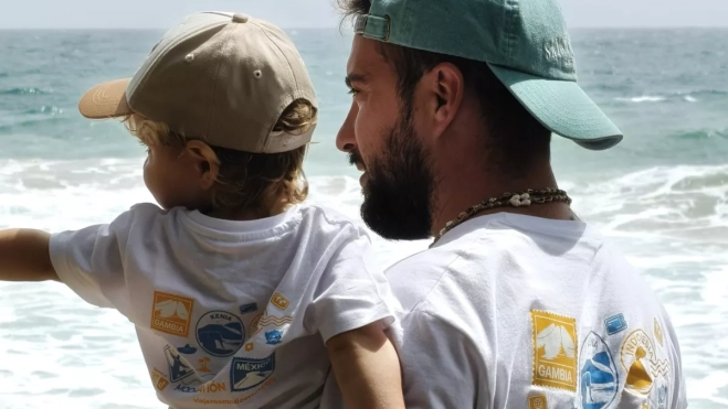 Gonzalo junto a su hijo de dos años de viaje / CEDIDA