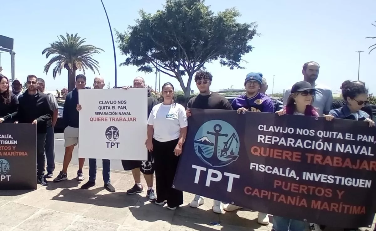 Trabajadores de Puertos de Tenerife (TPT) concentrados ante la Autoridad Portuaria de Santa Cruz de Tenerife|AH