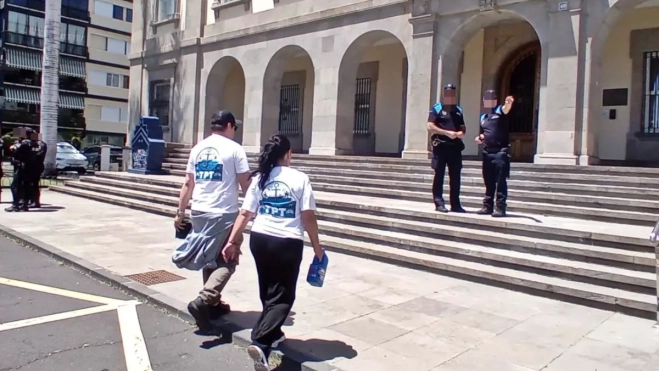 Representantes de TPT entregando un kit de limpieza en la Autoridad Portuaria|AH