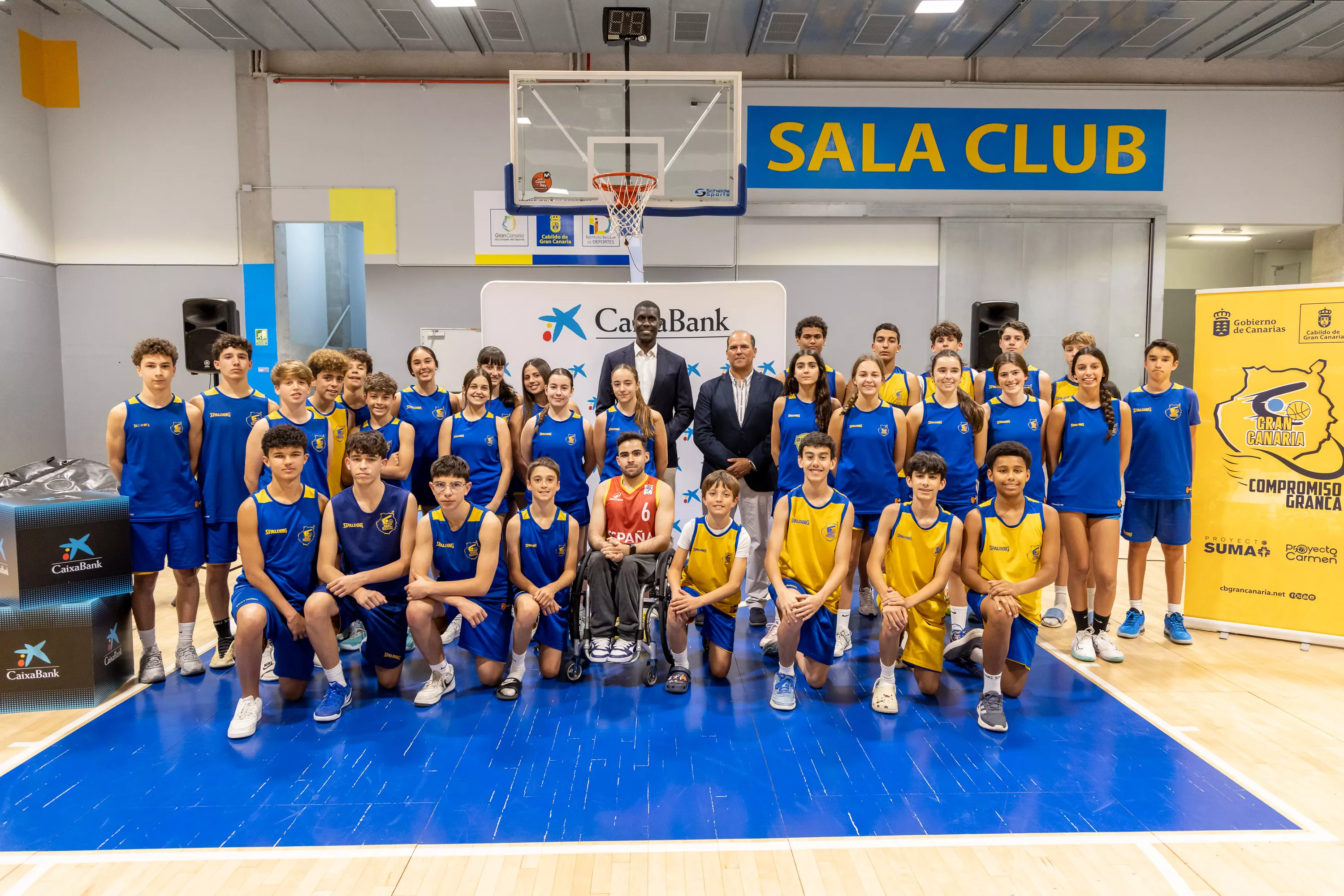 Foto de familia 5ª edición de Empower Kids con la cantera del CB Gran Canaria. / CAIXABANK