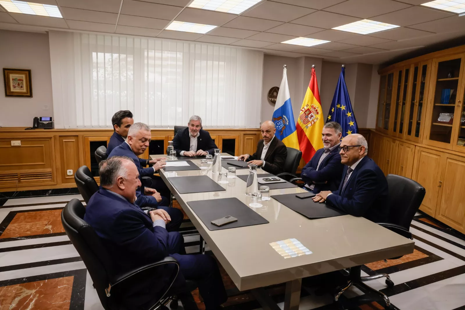 Junta Directiva de Asodiscan y el presidente de Canarias, Fernando Clavijo. / CEDIDA