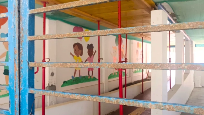 Rejas de la entrada de la escuela oxidadas / CEDIDA