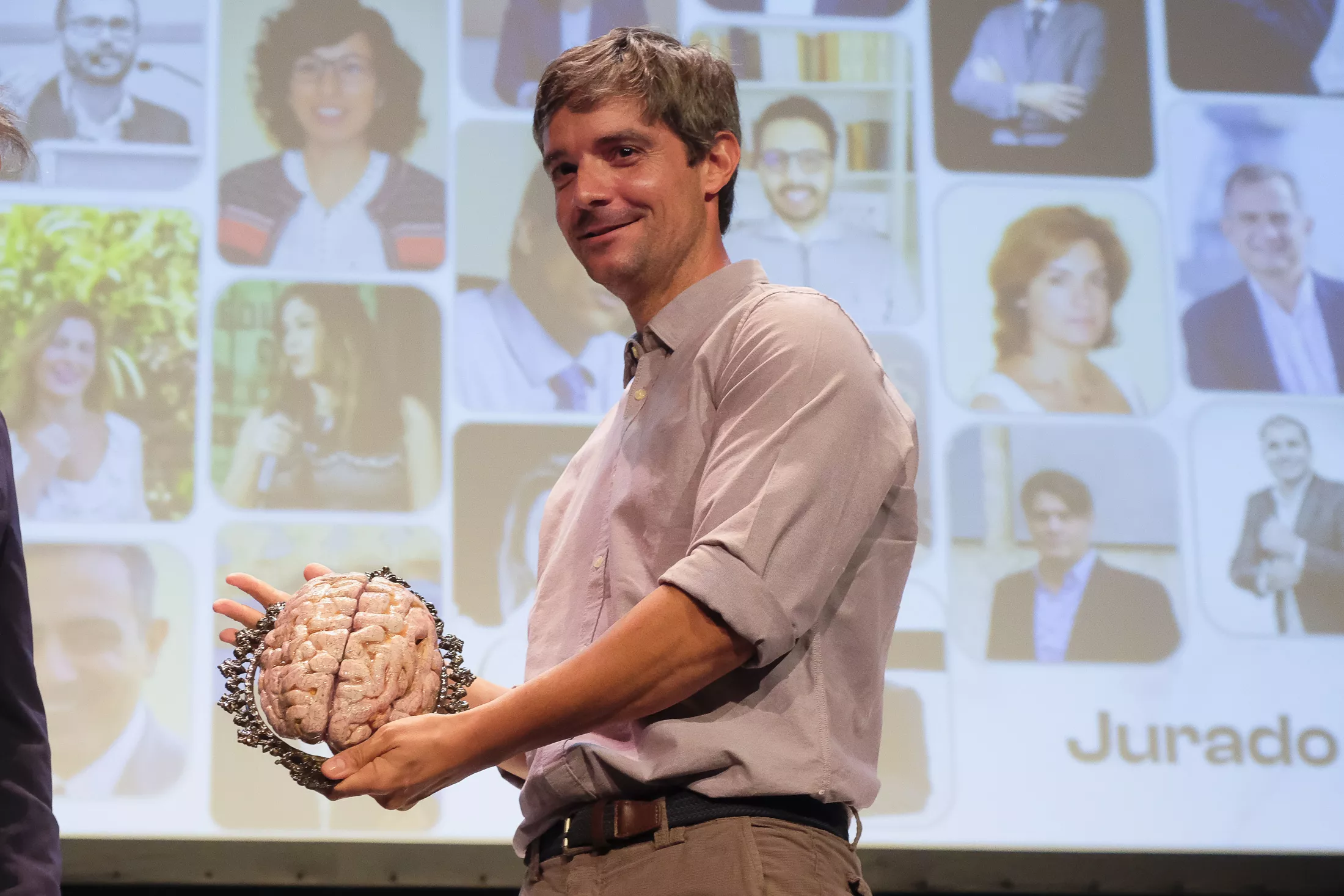 Juan Pedro Calderón, de AgnosPCB, en el momento de recibir el galardón como ganador de la primera edición del Premio Canarias Innovación y Tecnología en 2023.