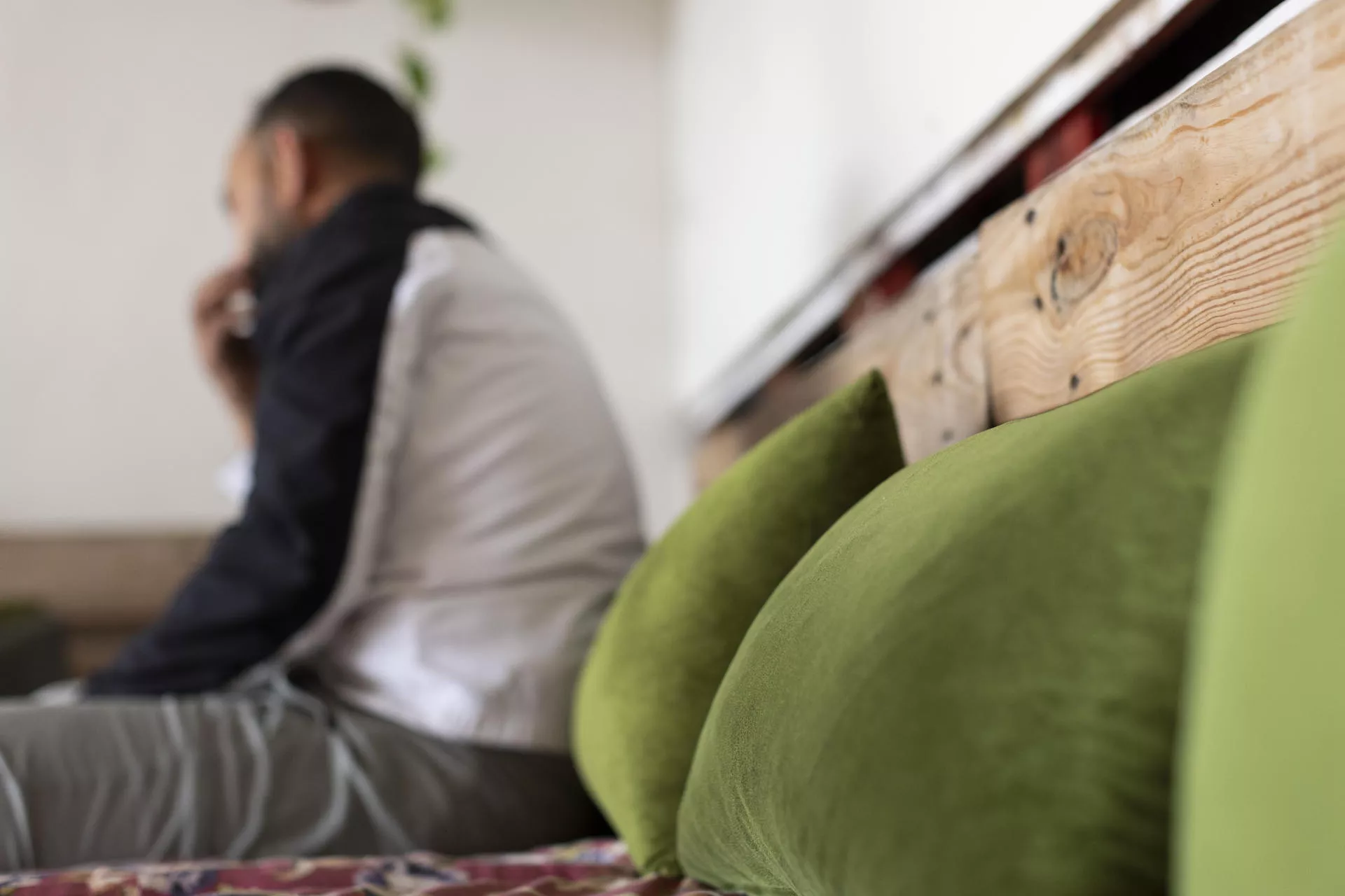 Humanidad y tiempo para poder encontrar una alternativa. Es lo que pide Etuani, uno del cerca de medio centenar de residentes que viven en los terrenos de la Casa de Mr. Leacock en Guía, Gran Canaria. EFE/ Quique Curbelo