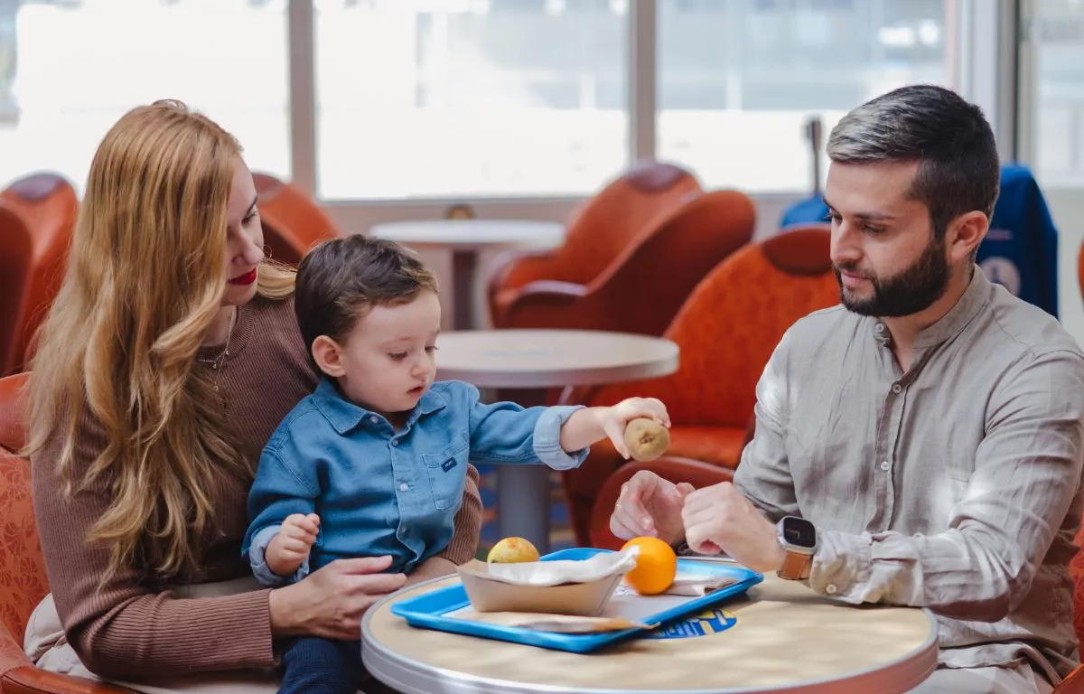 Familia a bordo de Fred. Olsen Express. CEDIDA