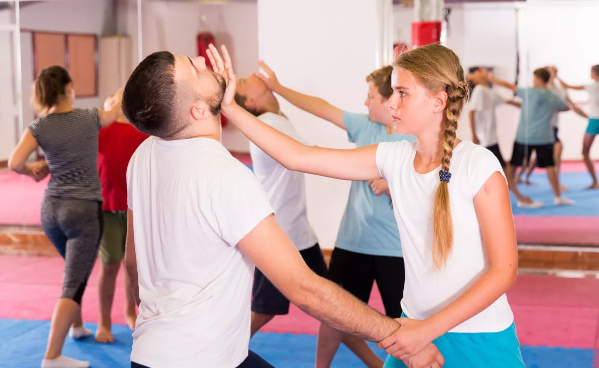 Imagen de una clase de defensa personal / CANVA