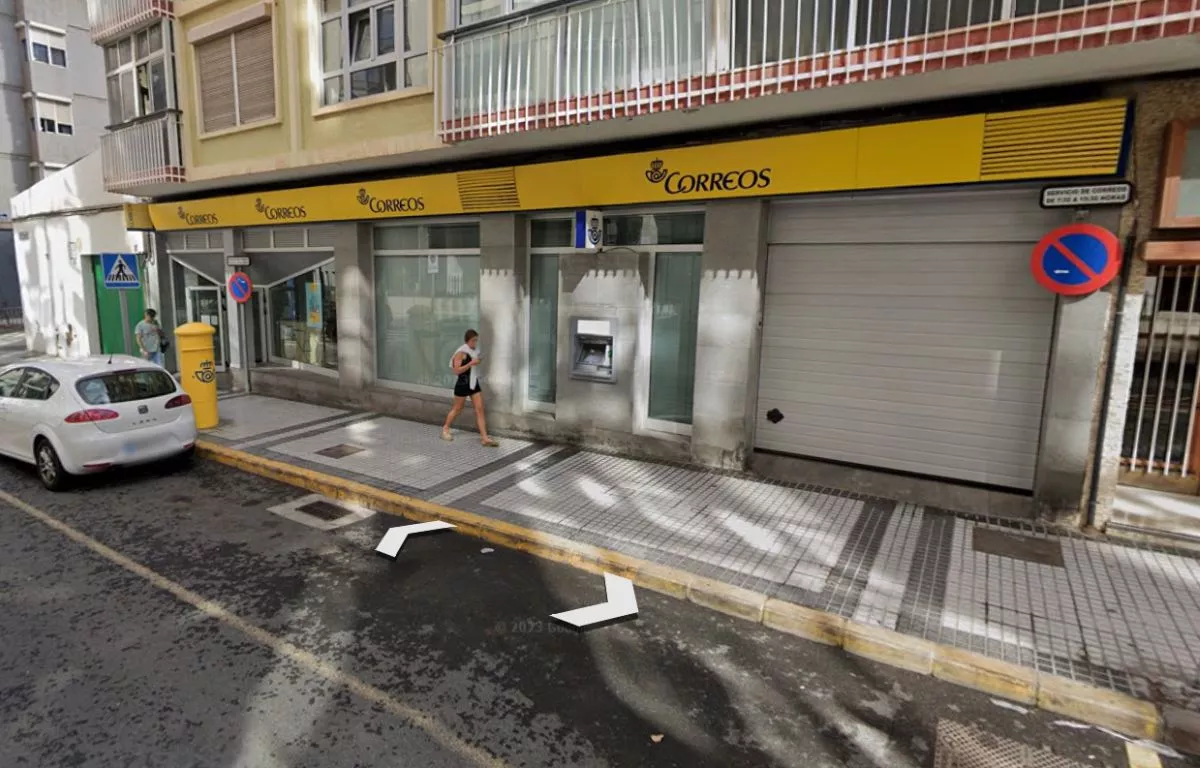 Oficina de Correos del barrio de Arenales, en el Paseo Cayetano de Lugo. EARTH