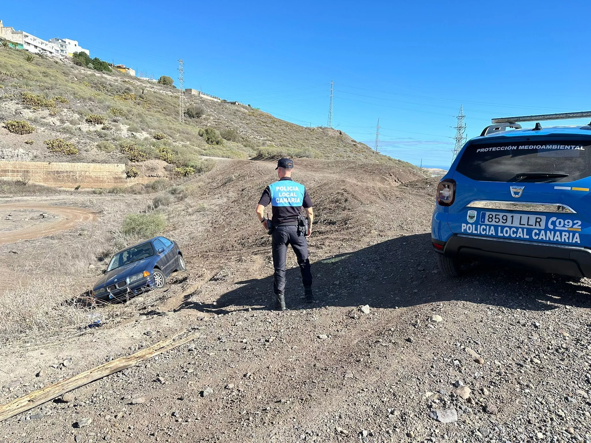 Agente de la Unidad de Mediación y Convivencia, en una intervención de retirada de vehículo abandonado. AH