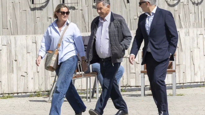 Felipe Guerra, en el centro, acompañado de Sergio Armario, su abogado en el 'caso Valka'. / EFE / Quique Curbelo