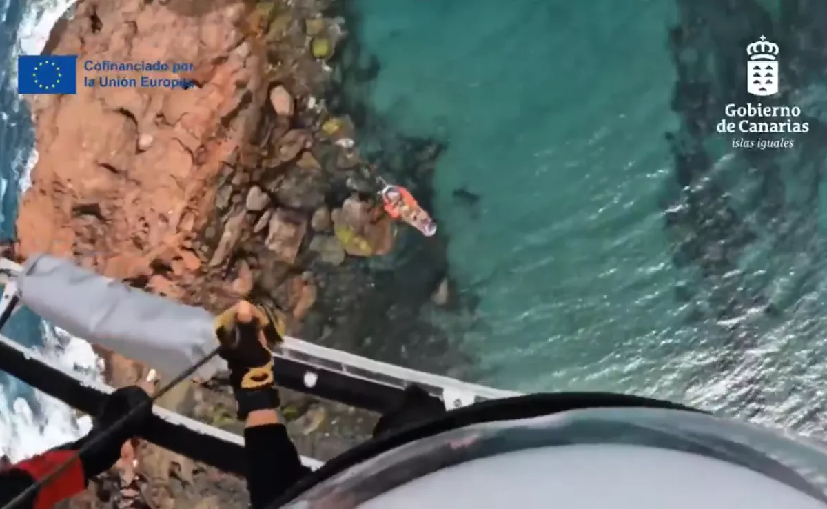 Momento del rescate de un pescador en Ingenio. / 112 CANARIAS