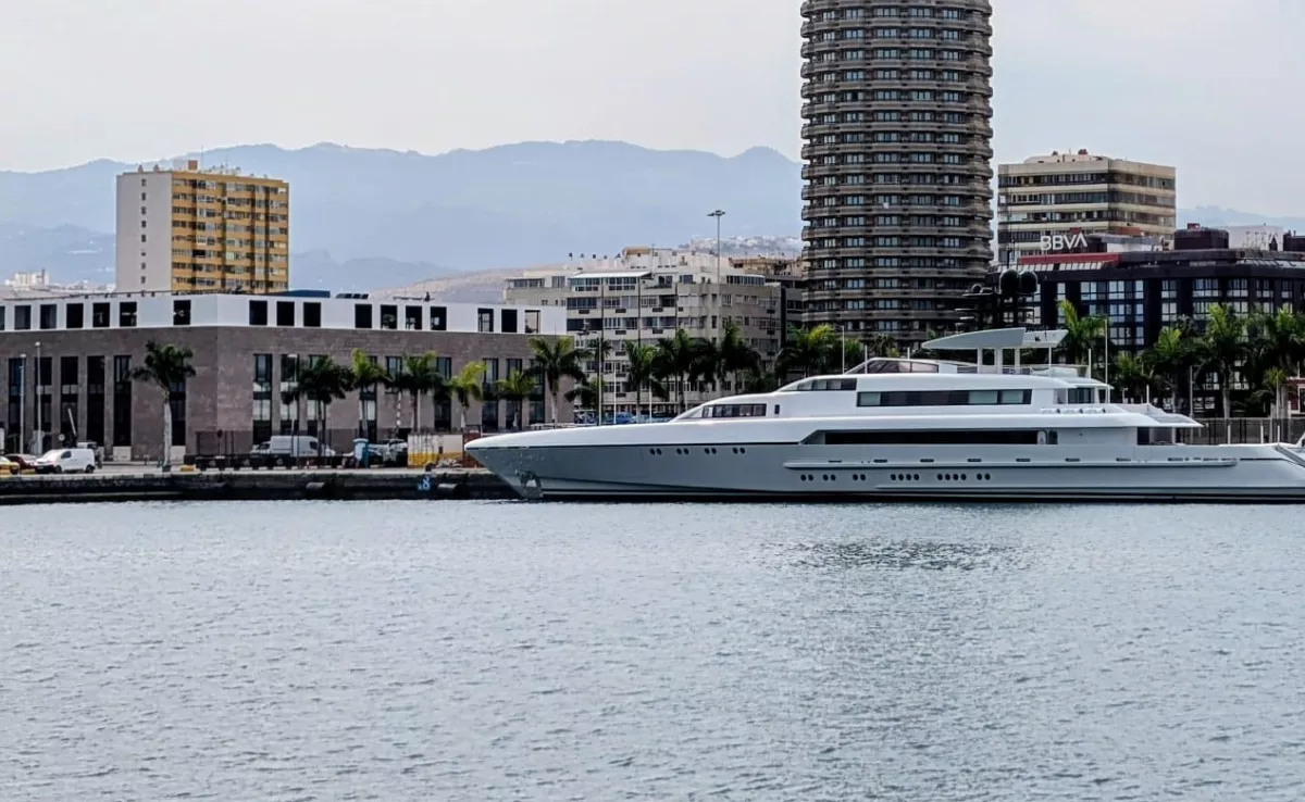 A la izquierda del yate, el edificio de la Fundación Puertos de Las Palmas, visto desde el muelle Pesquero, con la terraza terminada en su azotea. / AH