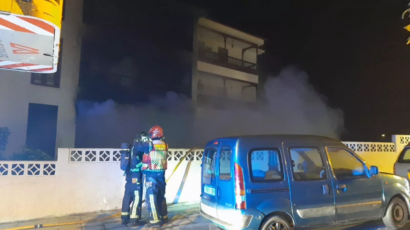 Los bomberos intervienen en el incendio del edificio en Los Realejos. / AH