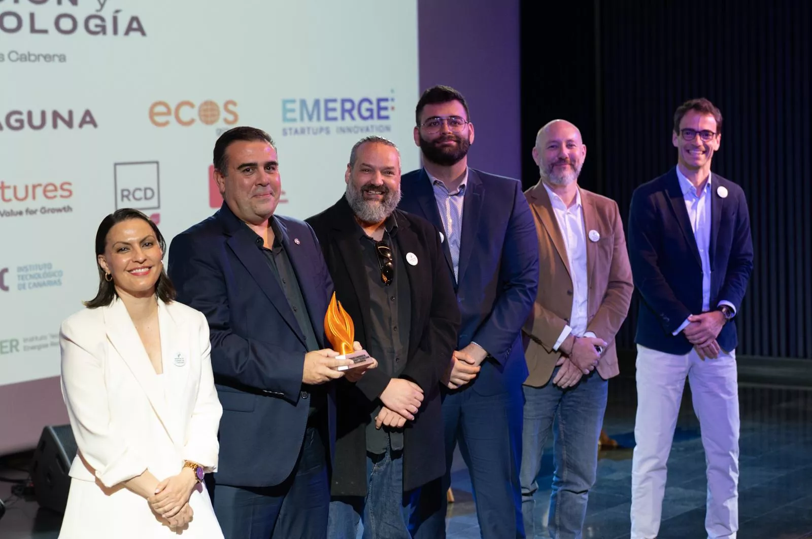 La consejera Migdalia Machín; el equipo del proyecto TENET Lightkey; Manuel Ruíz de la Rosa, presidente de la Asociación Canaria de Startups y Germán Suárez, CEO de ASTICAN. / CEDIDA