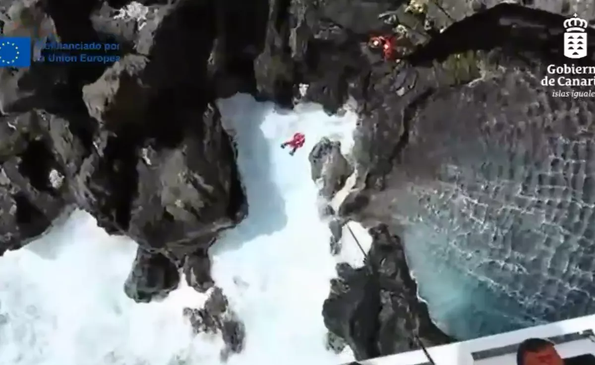 Rescate de un bañista en el charco de La Laja. / 112 CANARIAS