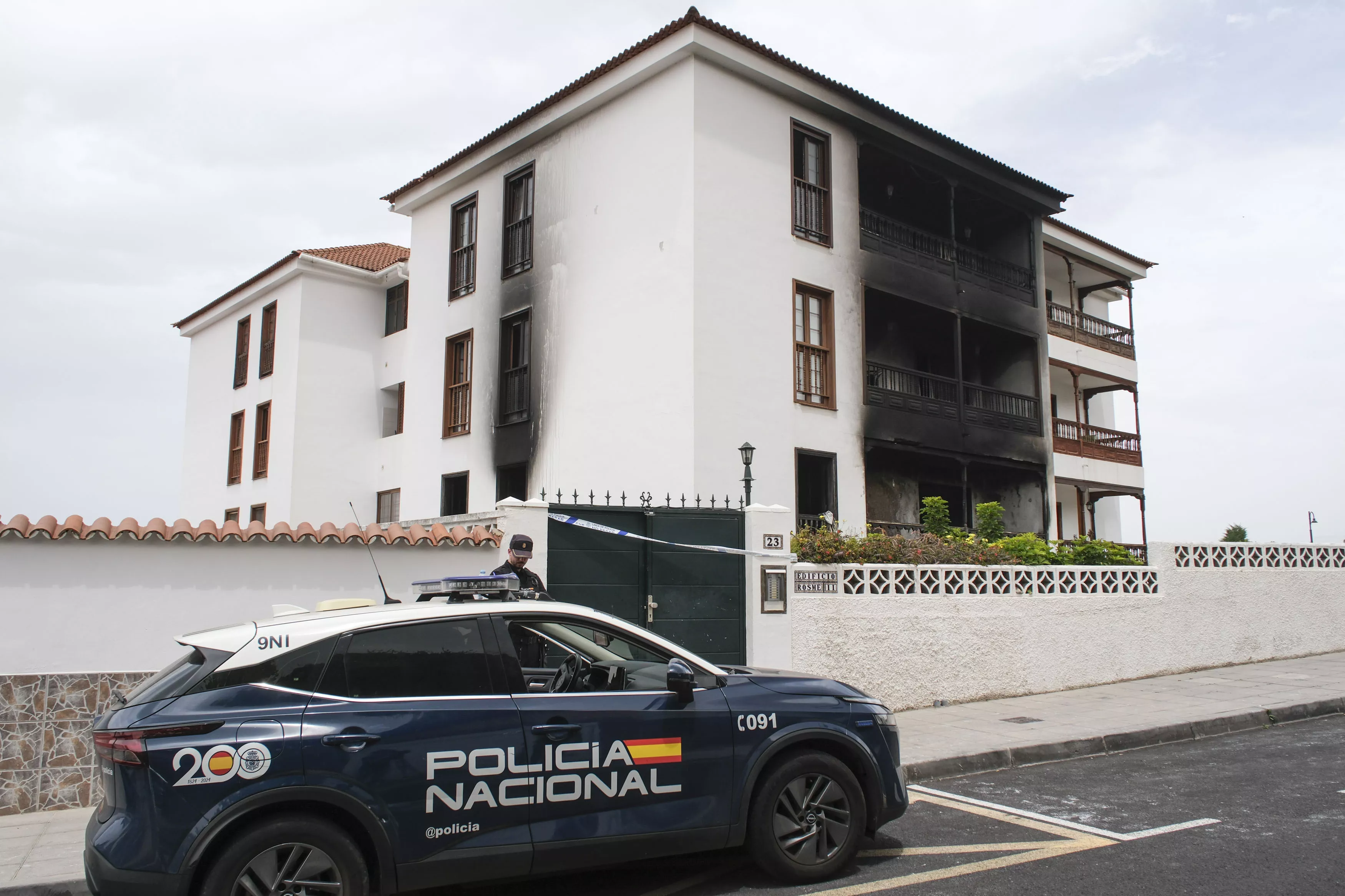 El edificio afectado por el incendio este sábado en el municipio tinerfeño de Los Realejos. / ALBERTO VALDÉS-EFE