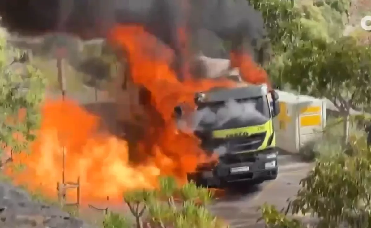 Incendio en un camión de basura en Tenerife. / RTVC