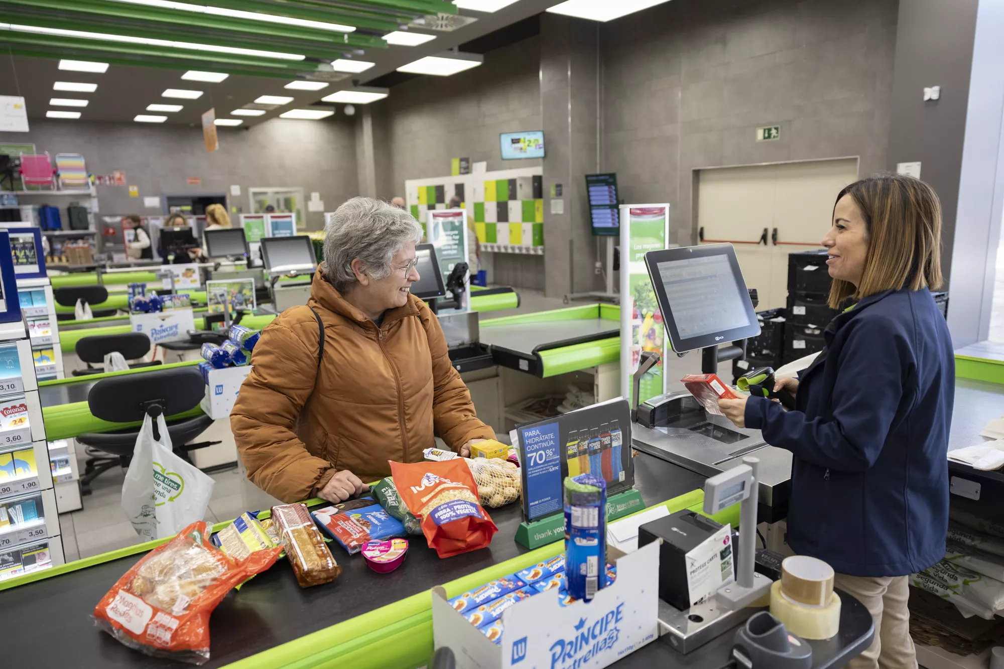 Una clienta en una tienda de HiperDino. CEDIDA