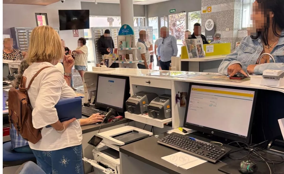 Colas en Correos de Adeje para el trámite de regularización de migrantes|CEDIDA