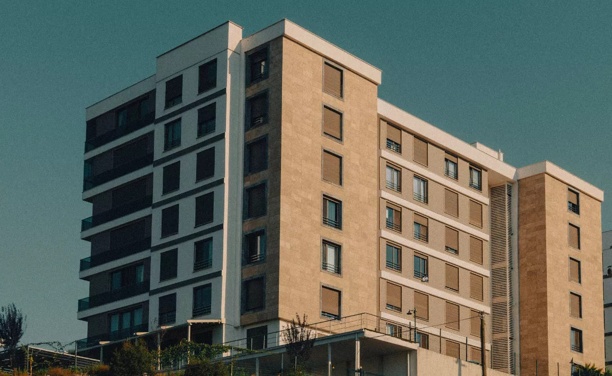 Imagen de un edificio de viviendas. / CANVA