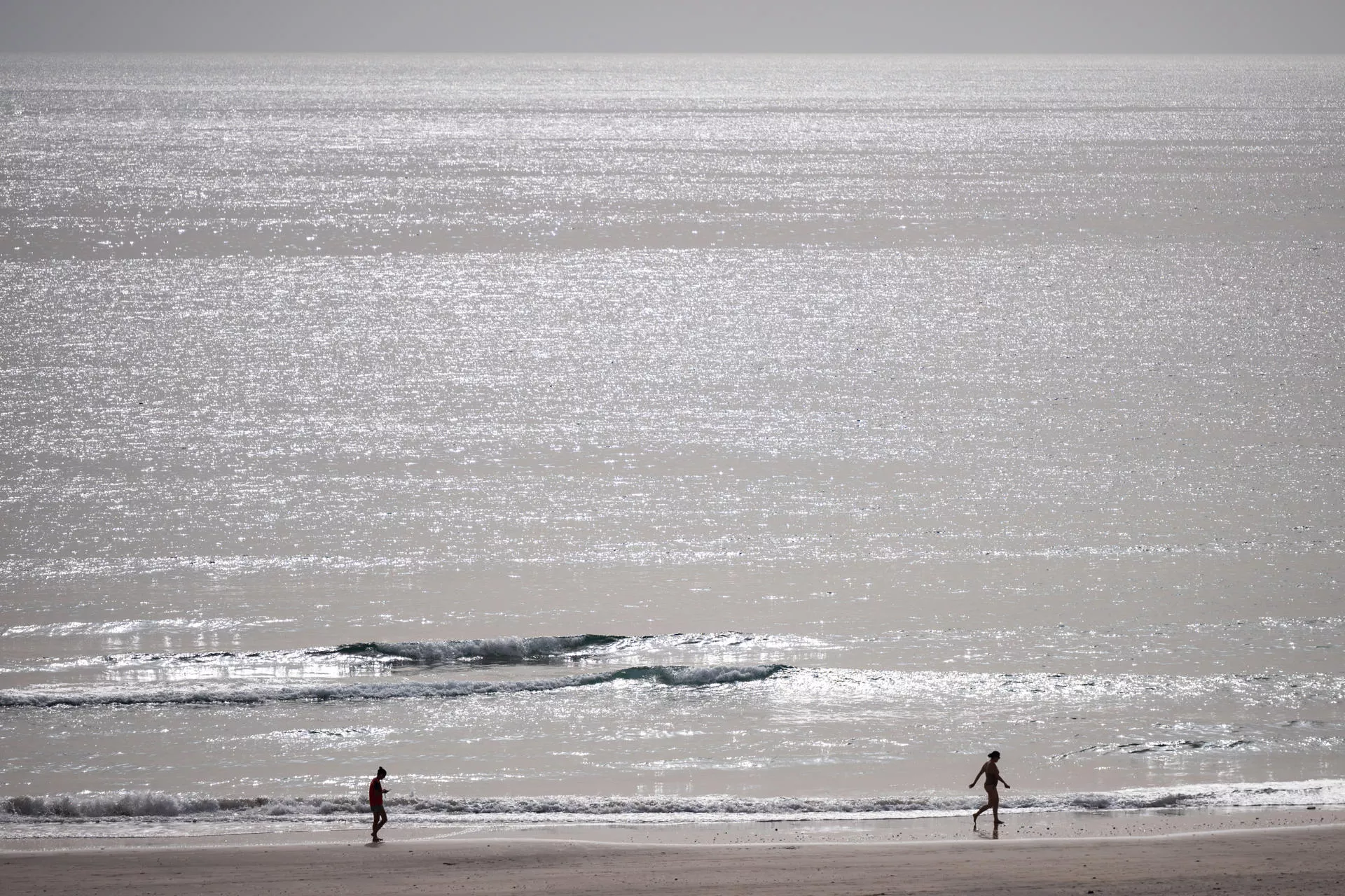  En la imagen, bañistas en Playa Blanca en la mañana de hoy sábado. / EFE - CARLOS DE SAÁ