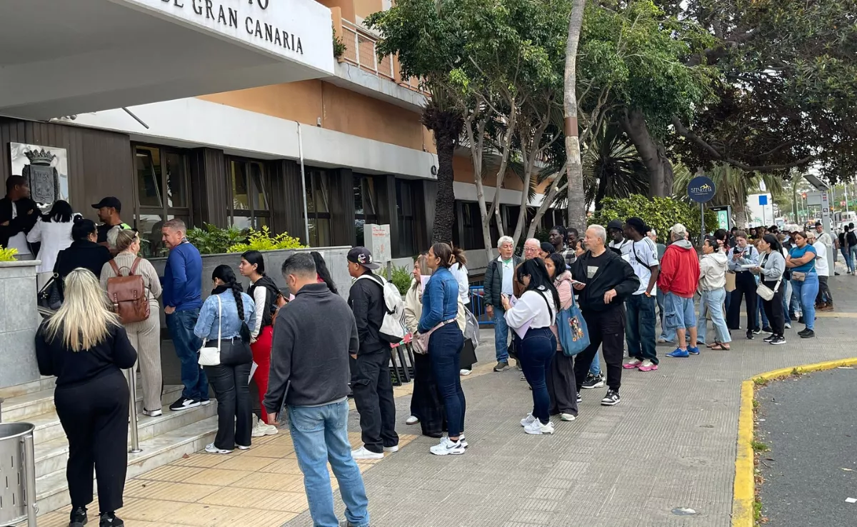 Colas en el Ayuntamiento por la regularización de migrantes / AH