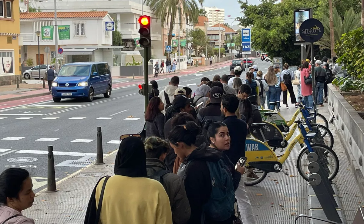 Colas en Gran Canaria por la regularización de migrantes / AH