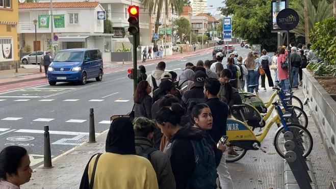 Colas en el Ayuntamiento por la regularización de migrantes / AH