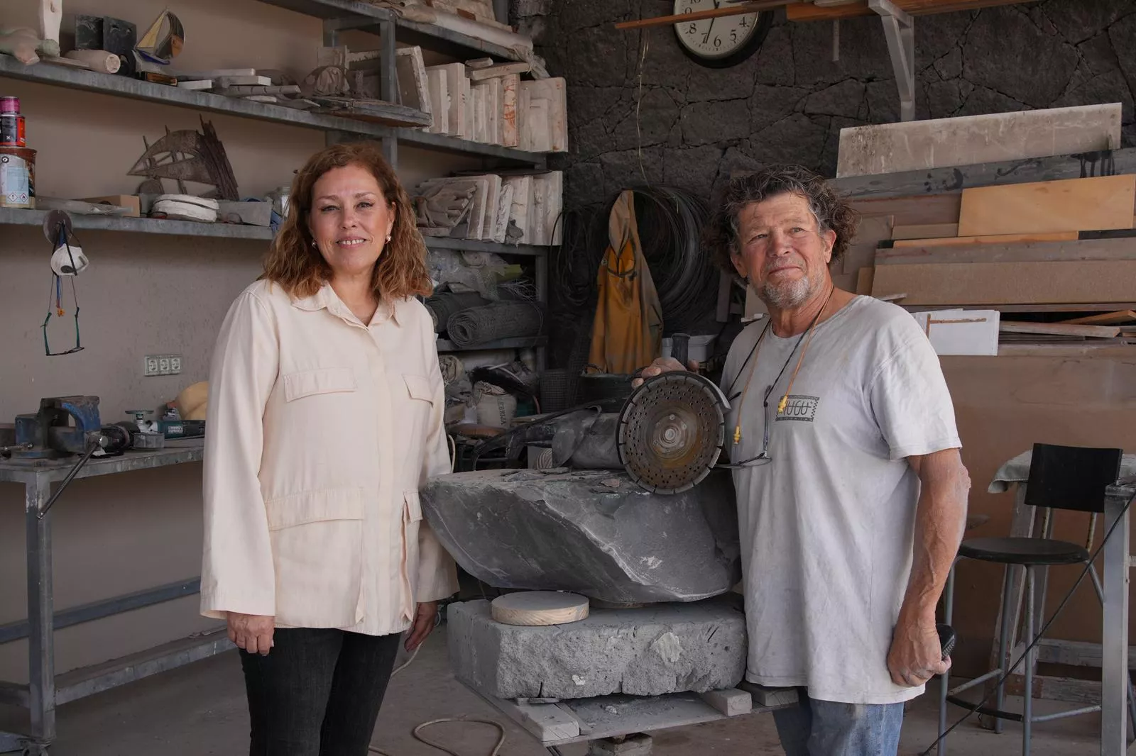 La presidenta del Parlamento de Canarias​​​​​​​, Astrid Pérez, ha visitado el taller del escultor Paco Curbelo en San Bartolomé (Lanzarote). AH