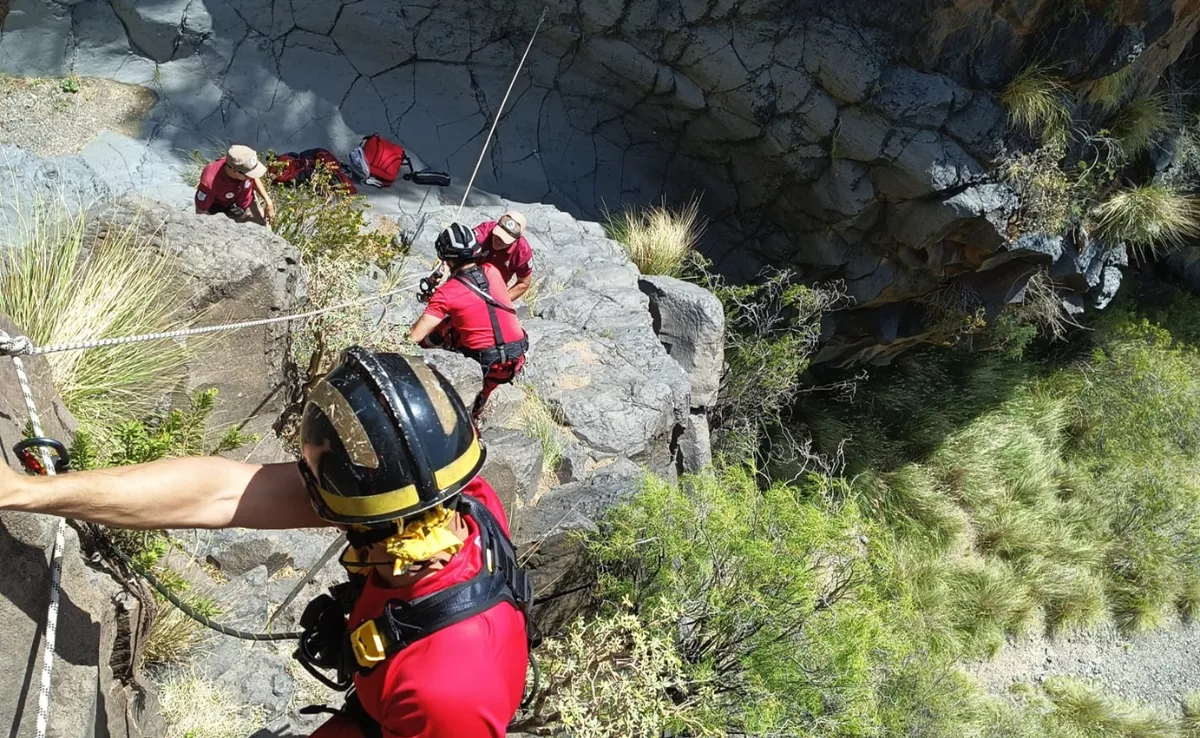 Rescate de bomberos de Tenerife en un barranco. / BOMBEROS DE TENERIFE