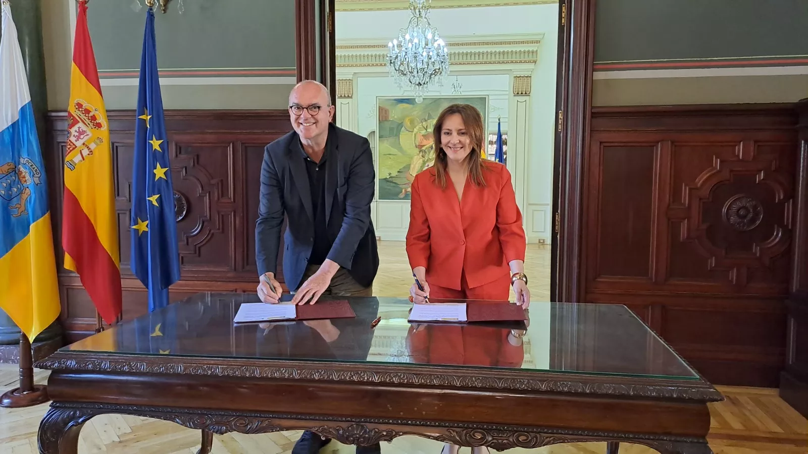 El delegado del Gobierno en Canarias, Anselmo Pestana, y la consejera de Presidencia, Administraciones Públicas, Justicia y Seguridad, Nieves Lady Barreto. / GOBIERNO DE CANARIAS