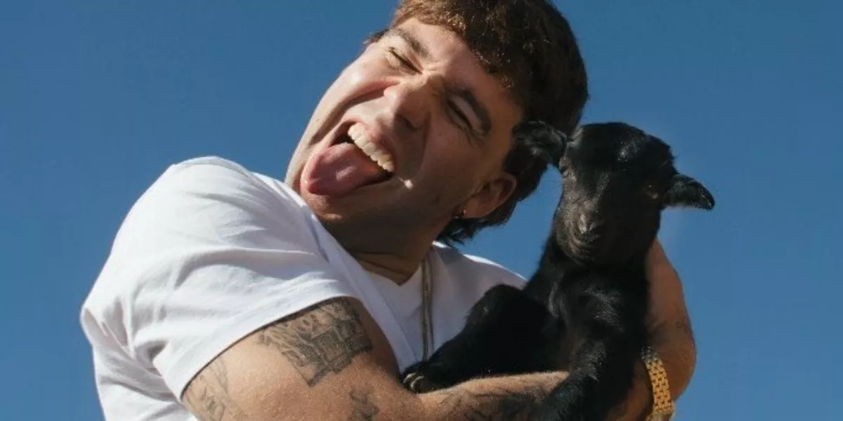 Imagen del cantante canario Quevedo con un Baifo  QUEVEDO 