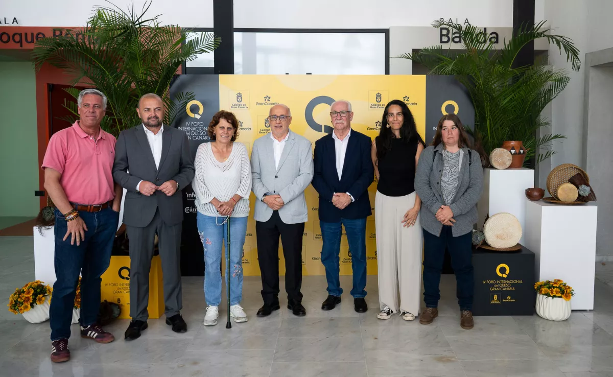 Foto de familia con algunos de las queseras que participan en el Foro Internacional del Queso. / AH