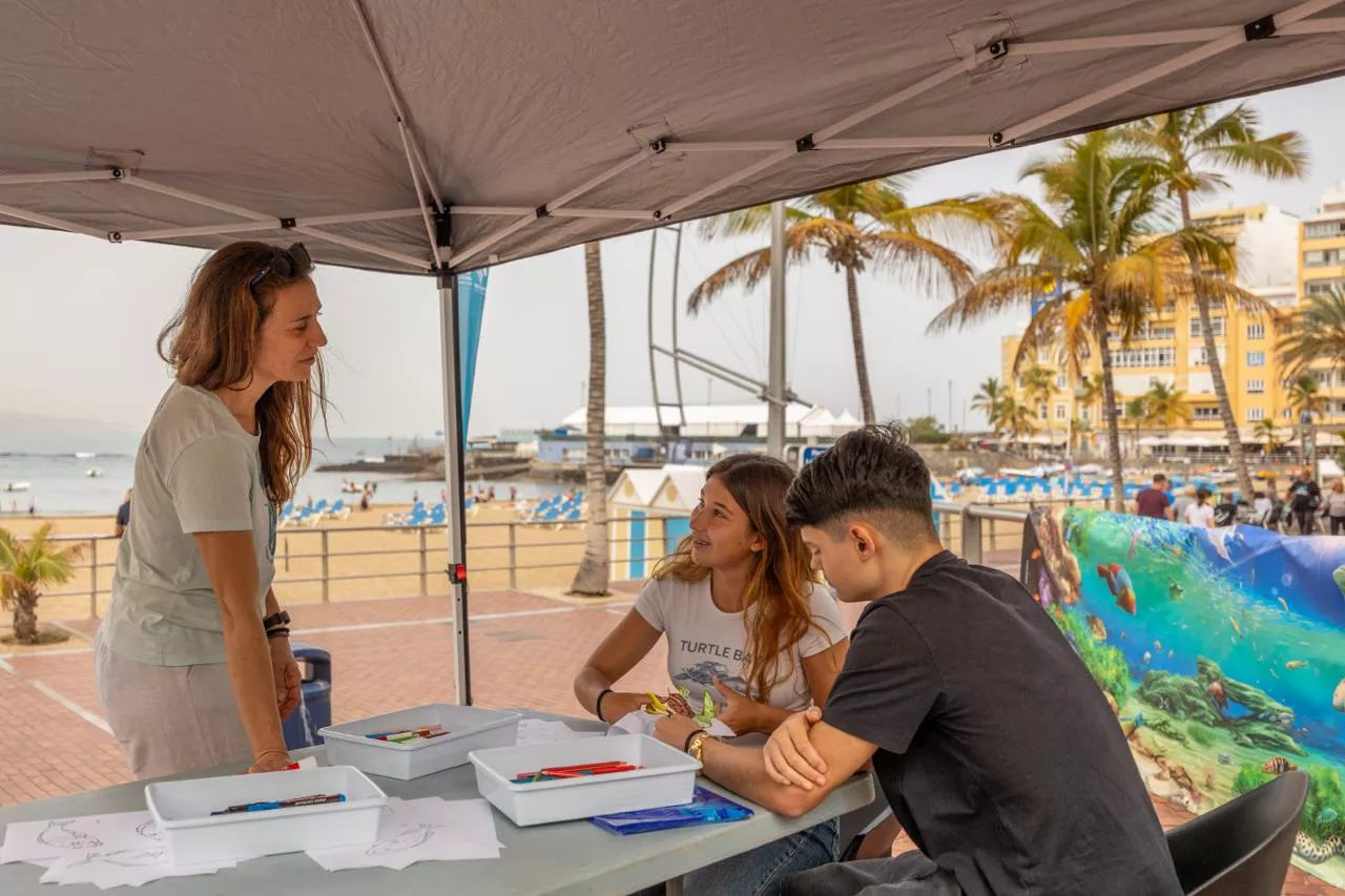 La Playa de Las Canteras acoge un mural comunitario para reforzar el vínculo con el mar. CEDIDA