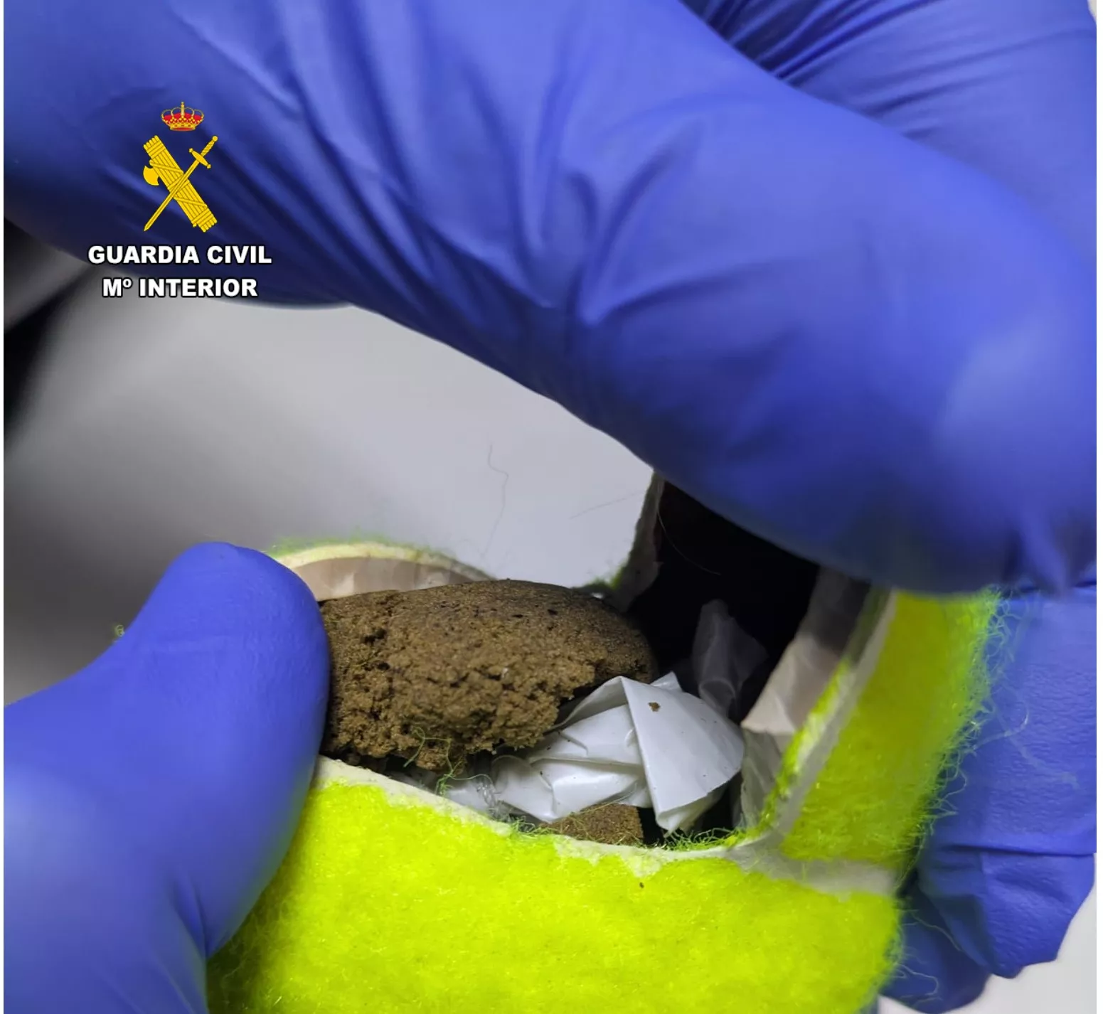 Imagen de pelotas de tenis con droga en el interior. / GUARDIA CIVIL