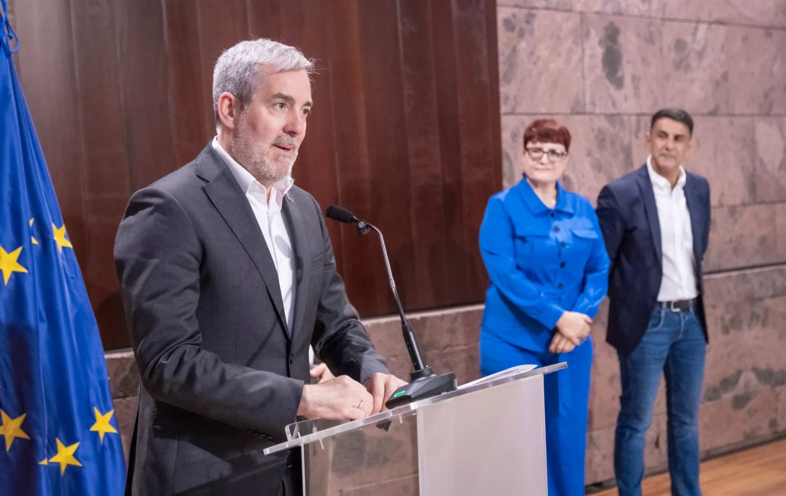 Fernando Clavijo, presidente del Gobierno de Canarias, y al fondo la consejera de Bienestar Social, Candelaria Delgado. / GOBIERNO DE CANARIAS