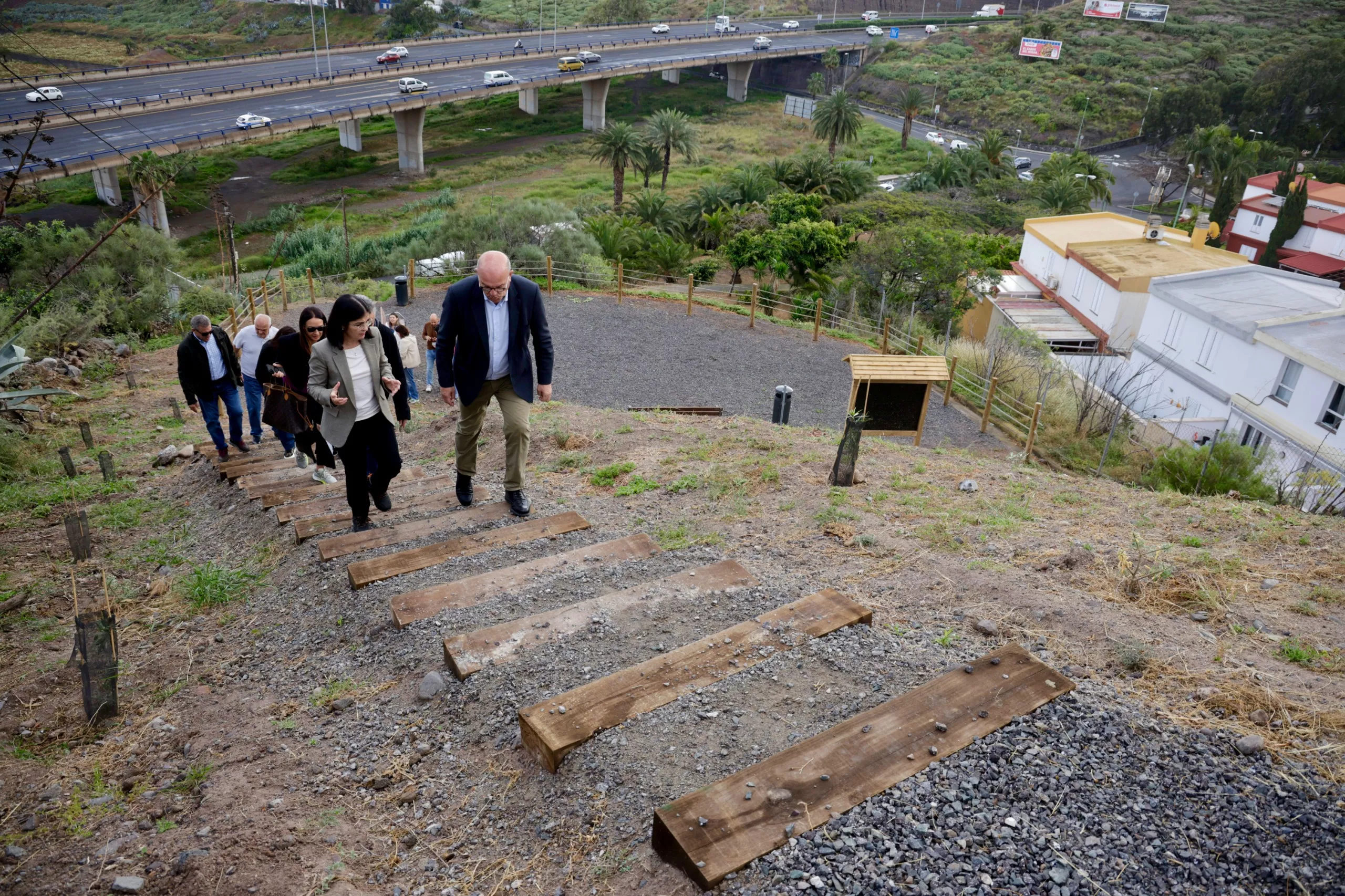 La alcaldesa, Carolina Darias, y el delegado del Gobierno, Anselmo Pestana, en el Corredor Verde en Hoya Andrea. AH