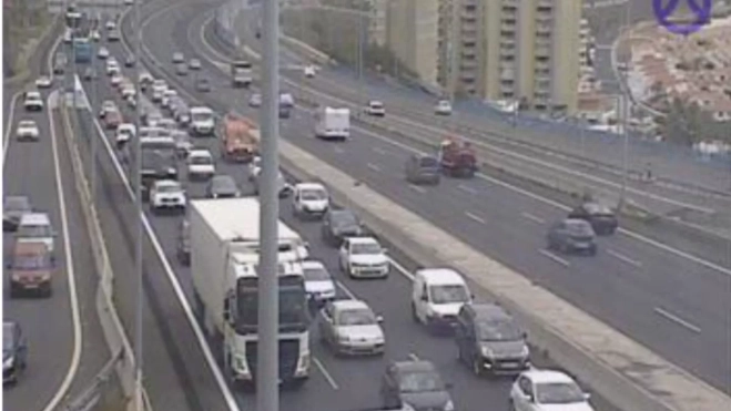 Colas por el incendio de un camión en la TF-1. / CARRETERAS CABILDO DE TENERIFE